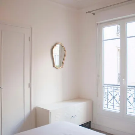 Apartment Cosy Apt Near Parc De La *